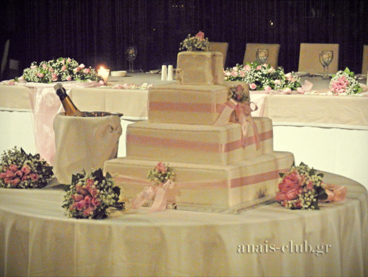 Ρομαντική γαμήλια τούρτα